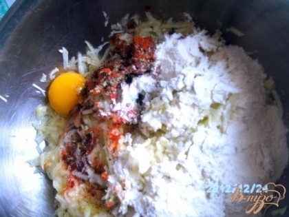 Кабачок очистить и натереть на свекольной тёрке. В массу добавить яйцо, муку, перец красный, соль по вкусу и хорошо размешать.