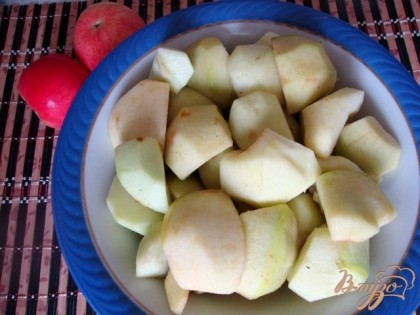 Свежие яблоки моют, очищают от кожицы и сердцевины. Закладывают в посуду, подлив немного воды, варят до размягчения около 10 мин.