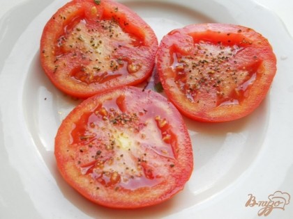 Каждый помидор порезать на 3 кружка. Посолить немножко и поперчить.