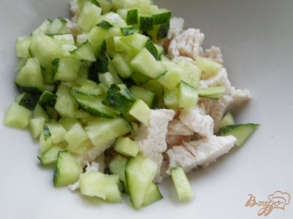 Приготовить салат: филе куриное и огурец порезать мелкими кубиками.