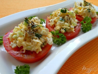 Выложить салат на кружки помидоров, сверху можно немножко посыпать перцем. Украсить зеленью.Приятного аппетита!