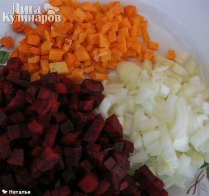Часть овощей нарезанных свеклу, морковь и лук отложить для  тушения.