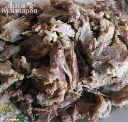 Мелко срезанное мясо положить в  порционную тарелку.