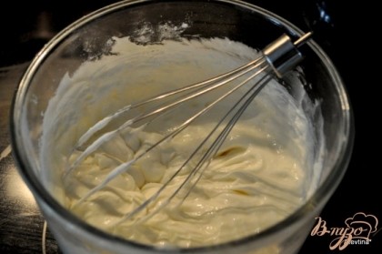 Приготовить глазурь: смешать слив.сыр с сах.пудрой и молоком на средней скорости миксером, чтоб не было комочков до гладкого состояния.