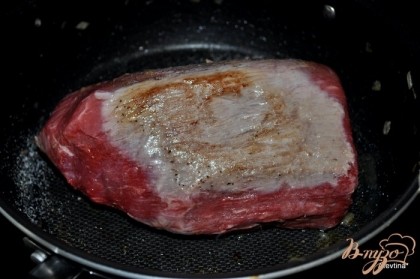 Разогреть сковороду.Обжарить мясо со всех сторон, по 1-2мин.на сторону, предварительно посолив и поперчив. Отложить в сторону.