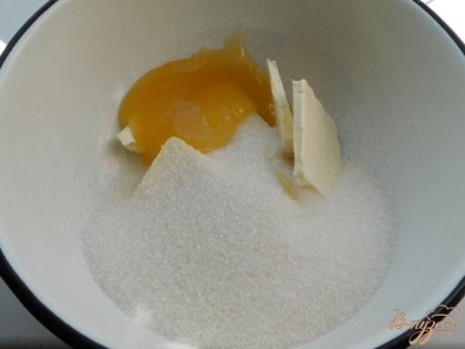 В глубокую миску поместить сахар, масло и мед.