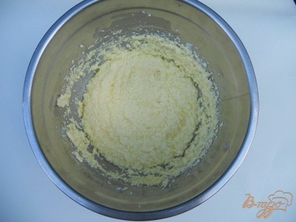 Масло должно быть комнатной температуры. Сливочное масло растереть при помощи миксера с сахаром, добавляя в процессе по одному яйцу.