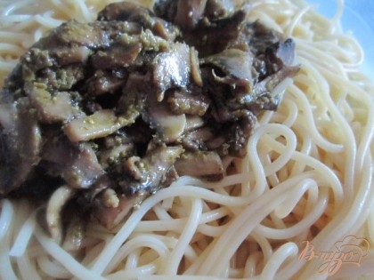 Готовые спагетти смешать с жареными грибами .