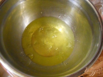 В белки добавить соль и лимонный сок, начать взбивать белки.