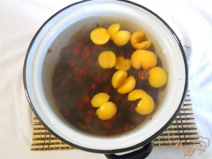 Закипятить воду и опустить в нее вишни и очищенные от косточек абрикосы, варить 3 минуты.