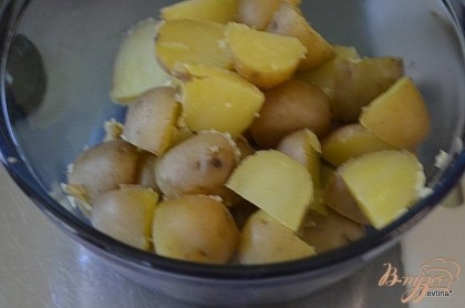 Картофель помыть, крупный,порезать, отварить до готовности.