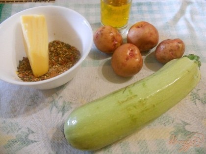 Вымыть кабачки, хорошо вымыть картофель, специи и соль смешать в одной тарелочке.