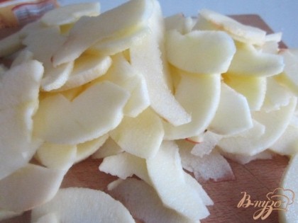 Яблоки почистить от кожуры и семечек, нарезать тонкими ломтиками.