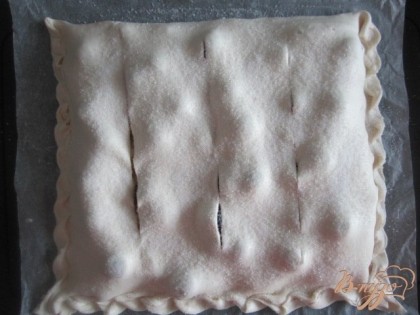 Накрыть второй половиной теста, залепить края и сделать небольшие надрезы.Поверхность пирога посыпать сахаром.Выпекать при 180 гр. до готовности.