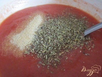 Добавить 1 ст.л. оливкового масла, соль и специи по вкусу.