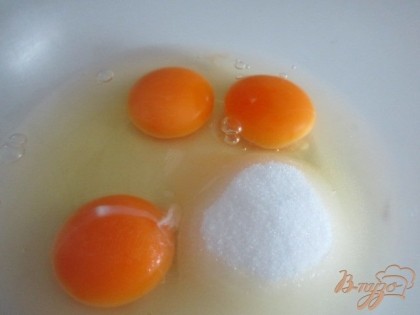 Яйца взбить с сахаром до пышной пены.