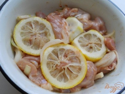 Лимонные кружки также отправляем к мясу. Накрываем посуду пленкой или крышкой и ставим наше мясо в холодильник на 3-4 часа мариноваться.