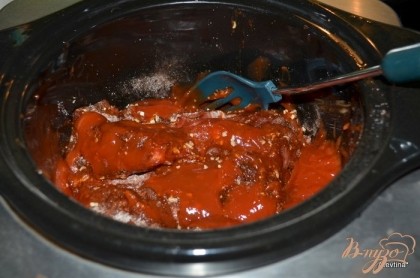 Слоукукер смазать маслом или распылить спреем. Сложить кусочки свинины,обсыпать смесью. Вылить поверх кетчуп. Поставить на медленный режим 8 часов.