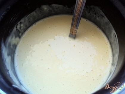 Приготовим тесто для блинов: смешаем  венчиком молоко, яйцо, сахар, соль. Добавим муку, что бы тесто по густоте было как жидкая сметана. В конце добавить растительное масло.