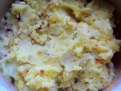 Картофельная начинка: картофель почистить и отварить в подсоленной воде до готовности. Воду слить, добавить масло и приготовить пюре. Добавить поджаренный на растительном масле мелко порезанный лук, перец по вкусу, перемешать.