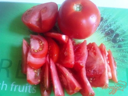 Ломтиками нарезаем помидоры