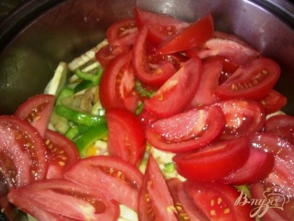 Теперь добавляем зеленый перец и помидоры, соли и тушим 30 минут