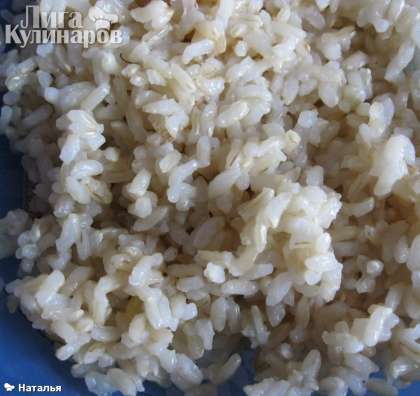 Отварить бурый рис, откинуть на сито, промыть холодной водой, и дать воде стечь.