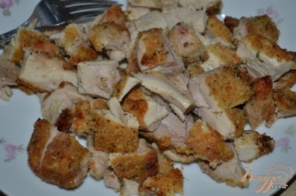 Куриные грудки или бедрышки запечь в духовке в сухарях. Готовые грудки порезать на небольшие кусочки.