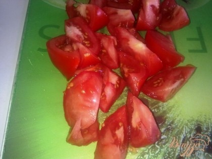 Дольками нарезаем помидоры