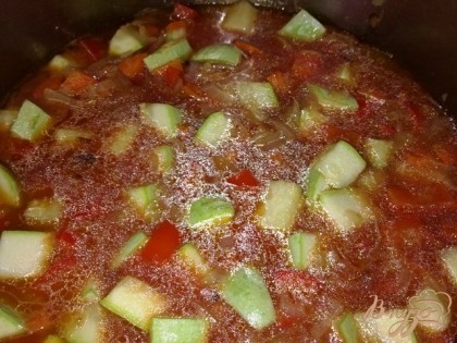 Все овощи  заливаем томатным соусом и доводим до кипения.