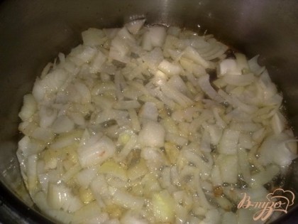В кастрюлю с толстым дном добавляем немного растительного масла и кладем обжаривать лук.