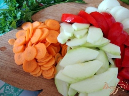Кабачки нарезают ломтиками, морковь - кружочками, лук - полукольцами, помидоры - ломтиками. И по отдельности обжариваем до мягкости овощей.