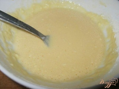 Для кляра взбить 2 яйца, добавить сметану или майонез, соль, муку и разрыхлитель. Замесить тесто, как на оладьи - средней густоты.