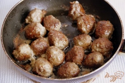 Сформировать небольшие шарики, размером с грецкий орех и обжарить в горячем растительном масле до румяности.