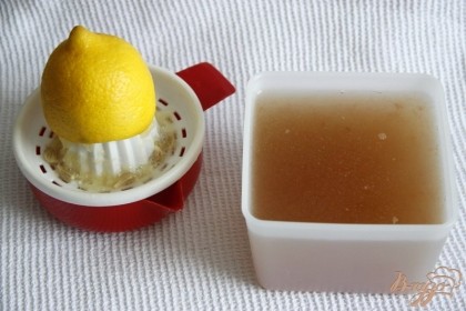 Для подливы исп-ем заранее приготовленный овощной бульон и сок половинки лимона. Довести их до кипения.