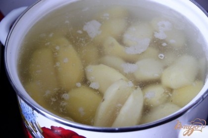 Картофель помыть, очистить, нарезать дольками, добавить в кипящую подсоленную воду и варить 2 мин. после закипания.