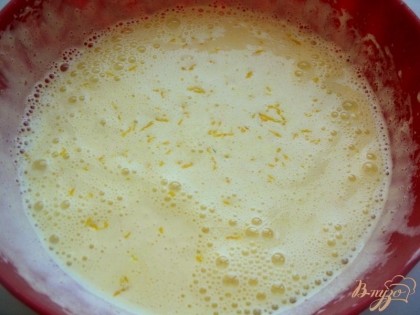 Яйца взбить с  сахара, поставив емкость, в которой взбиваем, на кастрюлю с горячей водой (посуда  не должна касаться воды и кастрюлю не ставить на огонь) до увеличения в объеме в 3-4 раза в течении 5мин. В конце, не переставая взбивать, влить тонкой струйкой растительное масло и молоко. Снять миску с кастрюли, добавить цедру и сок лимона, осторожно перемешать.