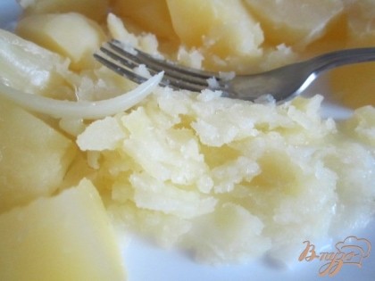 Из готового картофеля слить воду, убрать лаврушку.И картофель и лук размять вилкой.
