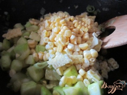 С початка кукурузы срезать зерна,добавить к овощам.Накрыть крышкой и потушить 5 мин.