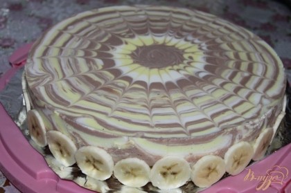 Готовый торт можно украсить кружочками бананов.