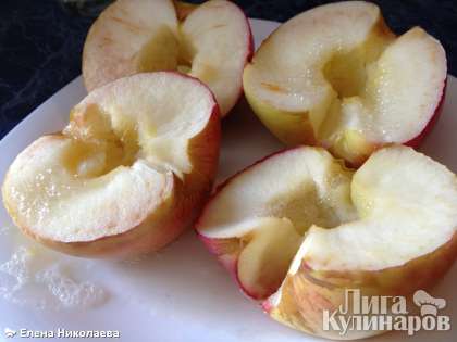 Запеките в духовке или в микроволновой печи до мягкости. Это нужно для того, чтобы яблоки стали более ароматными, а также, чтобы активизировать пектин.
