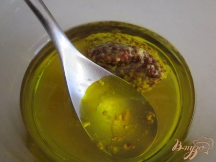 Для соуса смешать по вкусу оливковое масло, лимонный сок, мед, горчицу и рассол.