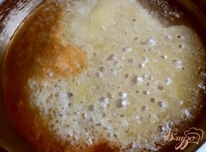 Приготовитиь карамельный соус: сахар и масло растопить на сковородке, не мешая, а только потряхивая сковородку.