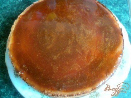 Вылить карамельный соус на чизкейк и распределить по поверхности. Поставить в холодильник на 30 мин для застывания соуса.