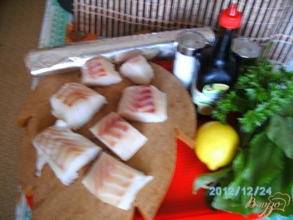 Филе рыбы нарезают на куски, солят, перчат, даю сок половины лимона и половину масла растительного. Рыбу оставляют на 10 минут.