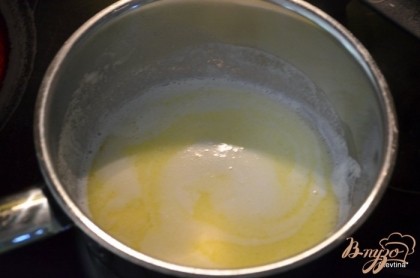 Разогреть духовку до 190 гр. Застелить пергаментом для выпечки противень. В кастрюле нагреть молоко со сливочным маслом почти до кипения.