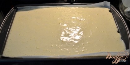 Влить несколько ложек теста в тёплое молоко и перемешать. Вылить массу в основное тесто и все перемешать. Выложить тесто на противень, разровнять и выпекать около 10-15 мин.