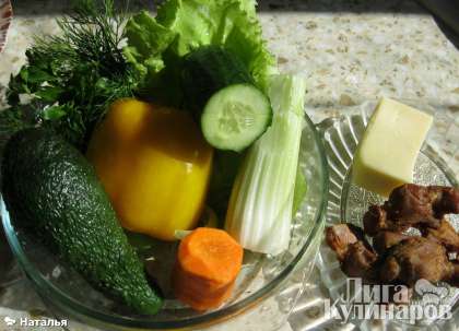 Вот такие овощи потребуются для приготовления салата. Морковь добавлять по желанию. Салат можно приготовить в трех видах: общий в салатнице,  как салат-коктейль, и порционный по слоям.