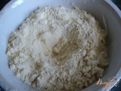 Охлажденное масло порезать небольшими кусочками, добавить в муку, смешанную с 2-мя ст.ложками сахара и солью, и порубить ножом в крошку ( можно это сделать в блендере). Затем добавить молоко и быстро замесить тесто.