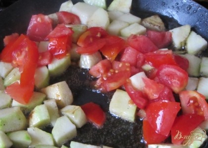 Добавить помидоры к кабачкам перемешать накрыть крышкой.